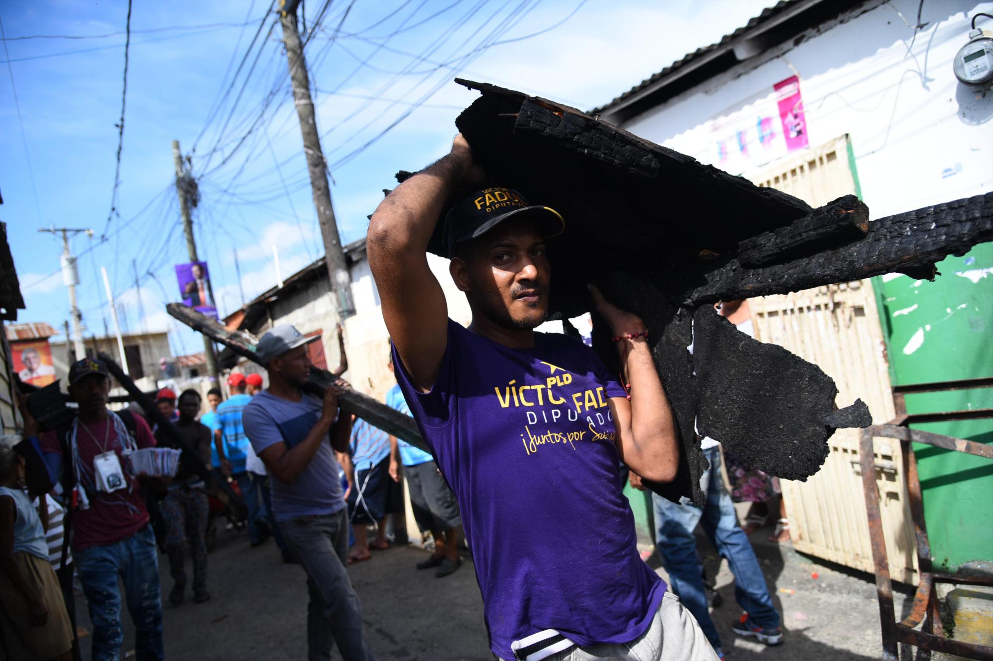 Hombre cargando escombros.