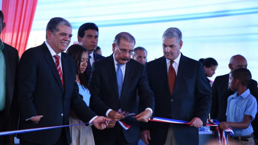Piden obras al presidente Medina durante acto de inauguración de escuelas