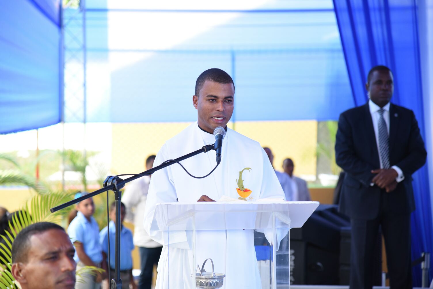  El cura párroco de la iglesia San Pedro en la comunidad Las Ranchas del municipio El Cercado, Bernardo Peralta Florián
