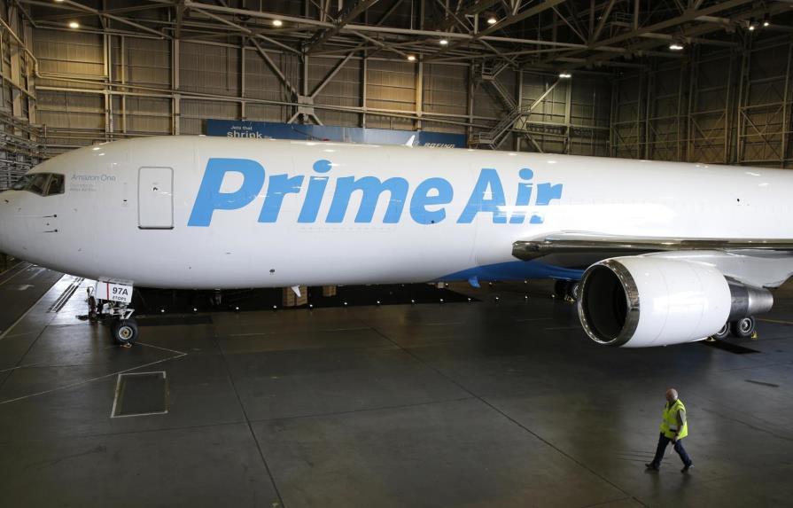 Amazon presenta avión de mercancías para red de reparto 