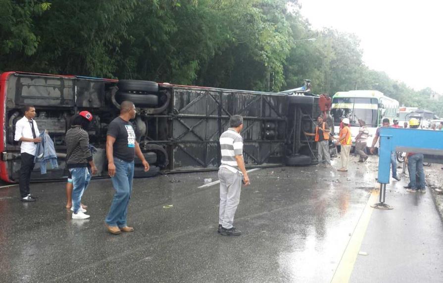 Al menos 10 heridos tras volcarse autobús en la autopista 6 de Noviembre 