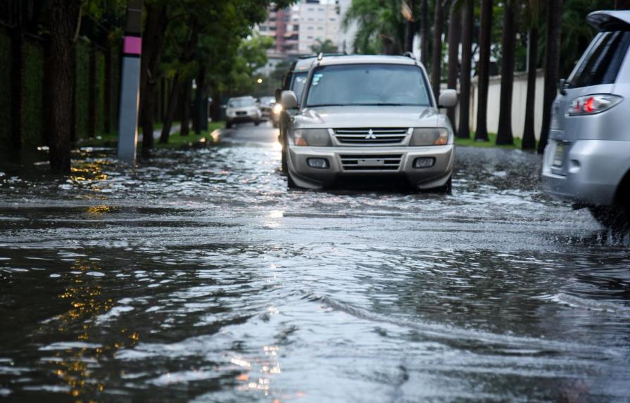 COE mantiene alerta verde en 12 provincias por onda tropical 