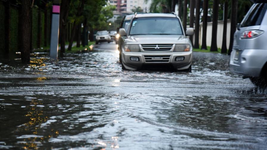 COE mantiene alerta verde en 12 provincias por onda tropical COE mantiene alerta verde en 12 provincias por onda tropical