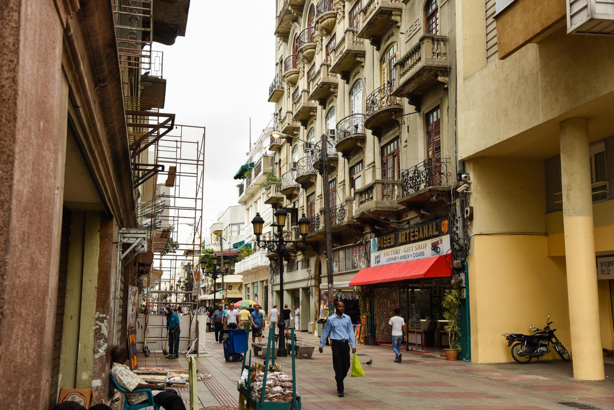 Algunos de los vendedores informales en la calle El Conde.