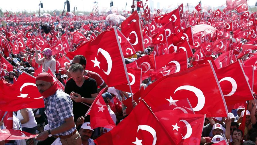 Cientos de miles de turcos en las calles de Estambul para última marcha contra golpe Cientos de miles de turcos en las calles de Estambul para última marcha contra golpe