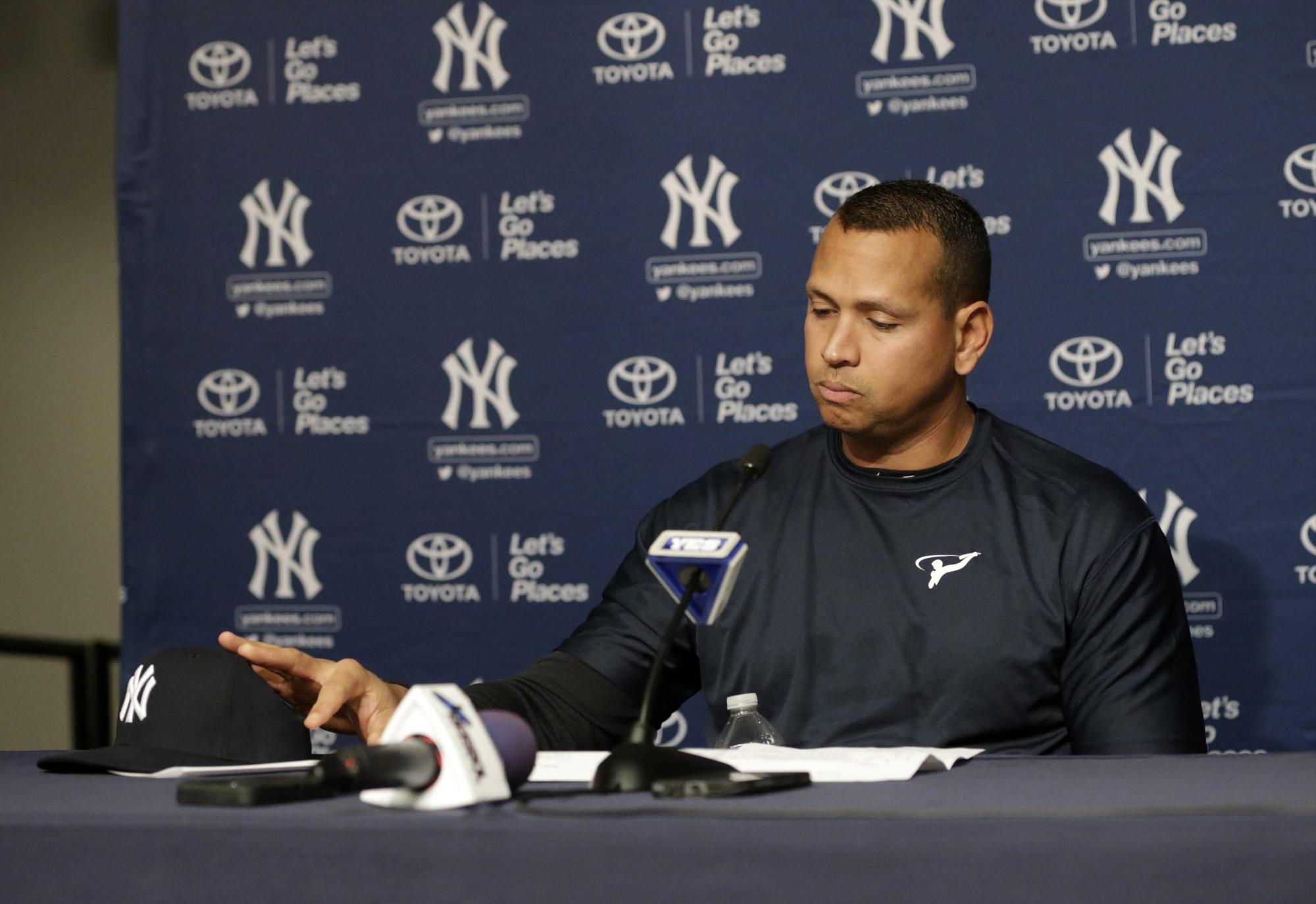 Alex Rodriguez en conferencia de prensa donde anunció su retiro de los Yankes de Nueva York. Seguirá como asesor del conjunto de Nueva York.