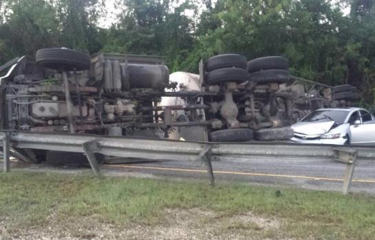 Camión lleno de combustible se desliza y choca carro en Autovía del Este 