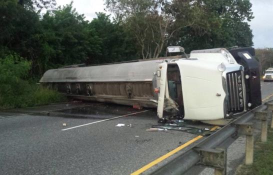 Camión lleno de combustible se desliza y choca carro en Autovía del Este 