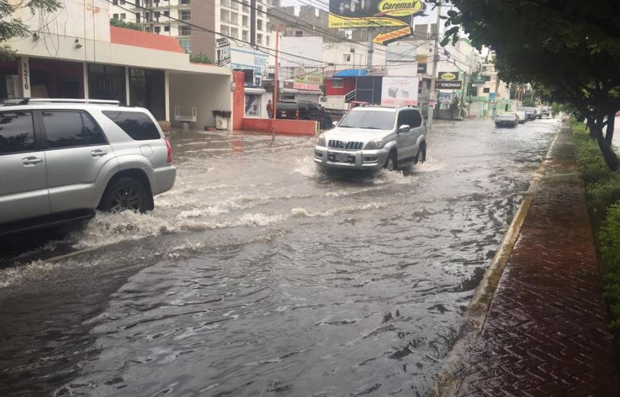 La CAASD resuelve taponamiento en el drenaje pluvial en avenida Rómulo Betancourt