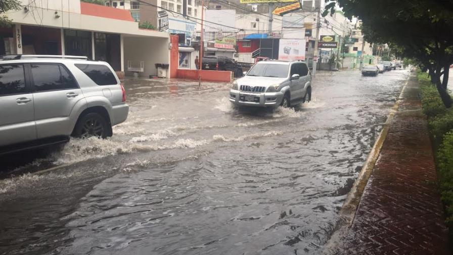 La CAASD resuelve taponamiento en el drenaje pluvial en avenida Rómulo Betancourt