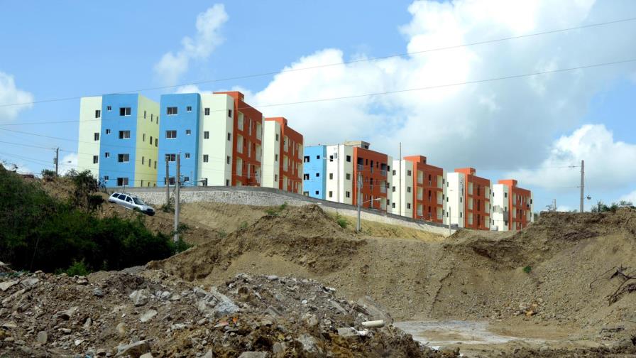 Comisión de Abel Martínez denuncia supuesta mafia en entrega de apartamentos en Santiago; Serulle lo niega