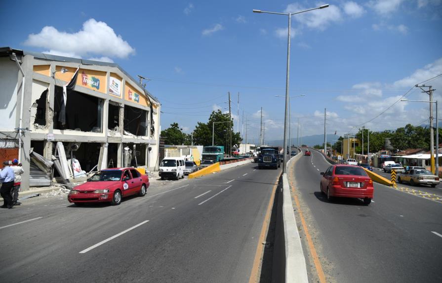 Obras Públicas derrumba edificio de ferretería en Santiago para completar obra