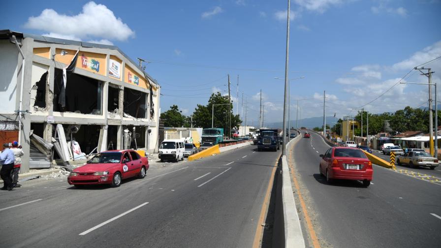 Obras Públicas derrumba edificio de ferretería en Santiago para completar obra