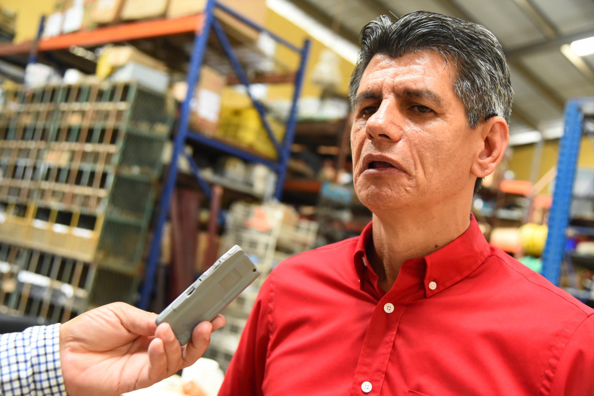 Empresario y propietario de la ferretería.