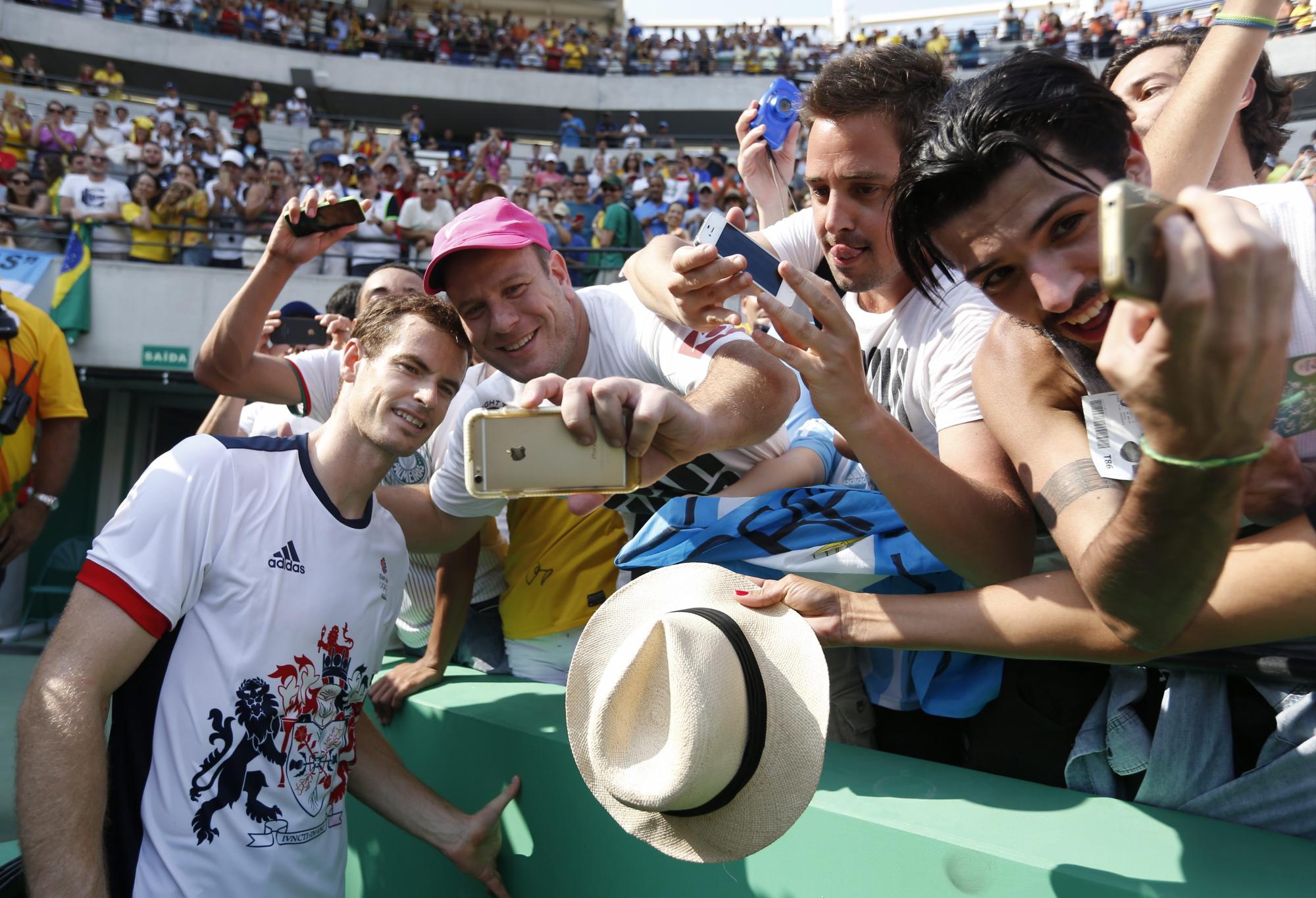Andy Murray posa para tomarse una foto con fanáticos tras concluir su partido del martes en el Olympic Tennis Centre del Parque Olímpico. 
