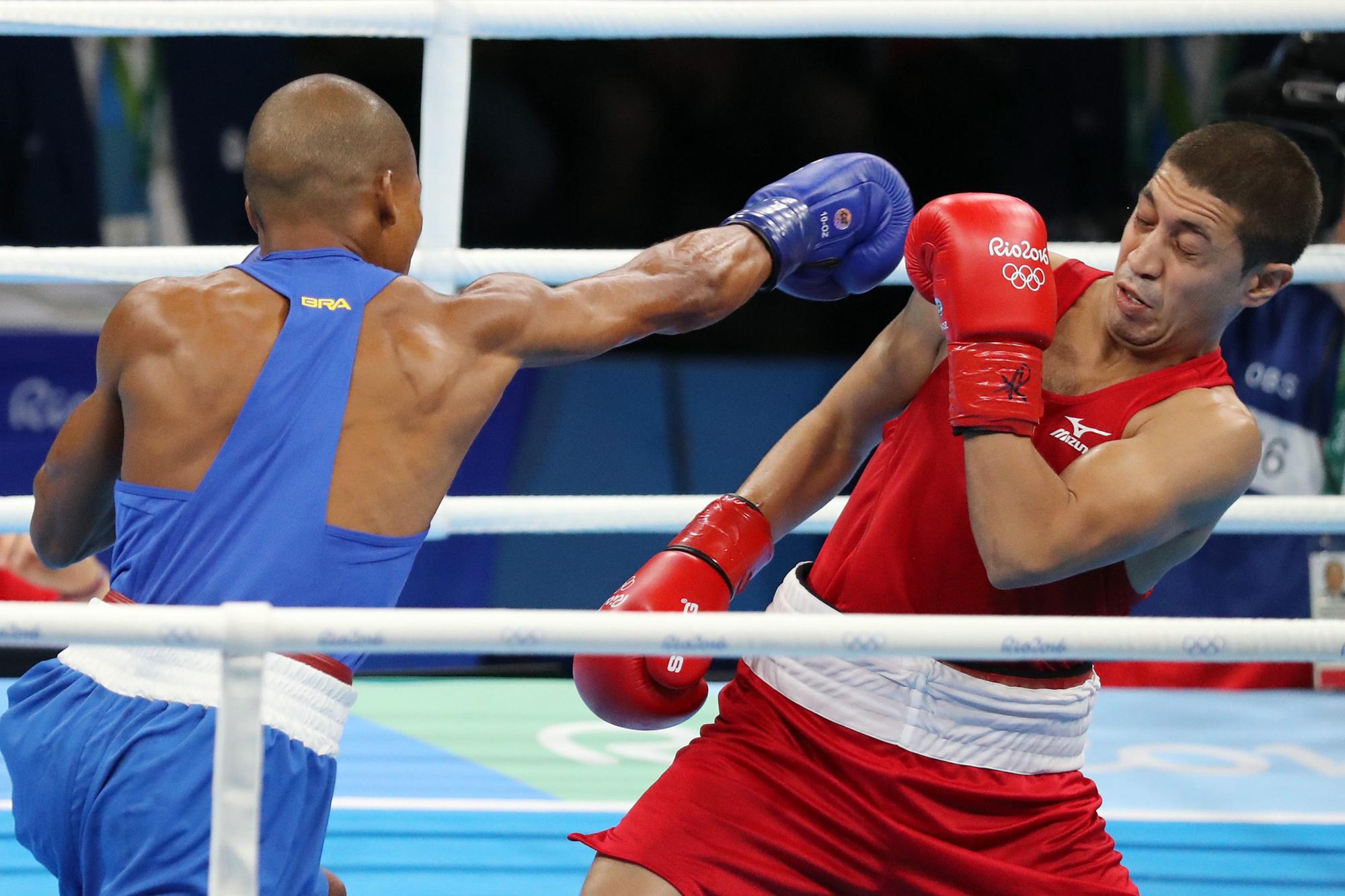 Anvar Yunusov (d) de Tajikistán ante Robson Conceicao (i) de Brasil, el 9 de agosto de 2016, durante un combate de boxeo de los Juegos Olímpicos Río 2016 en Riocentro, Río de Janeiro. 