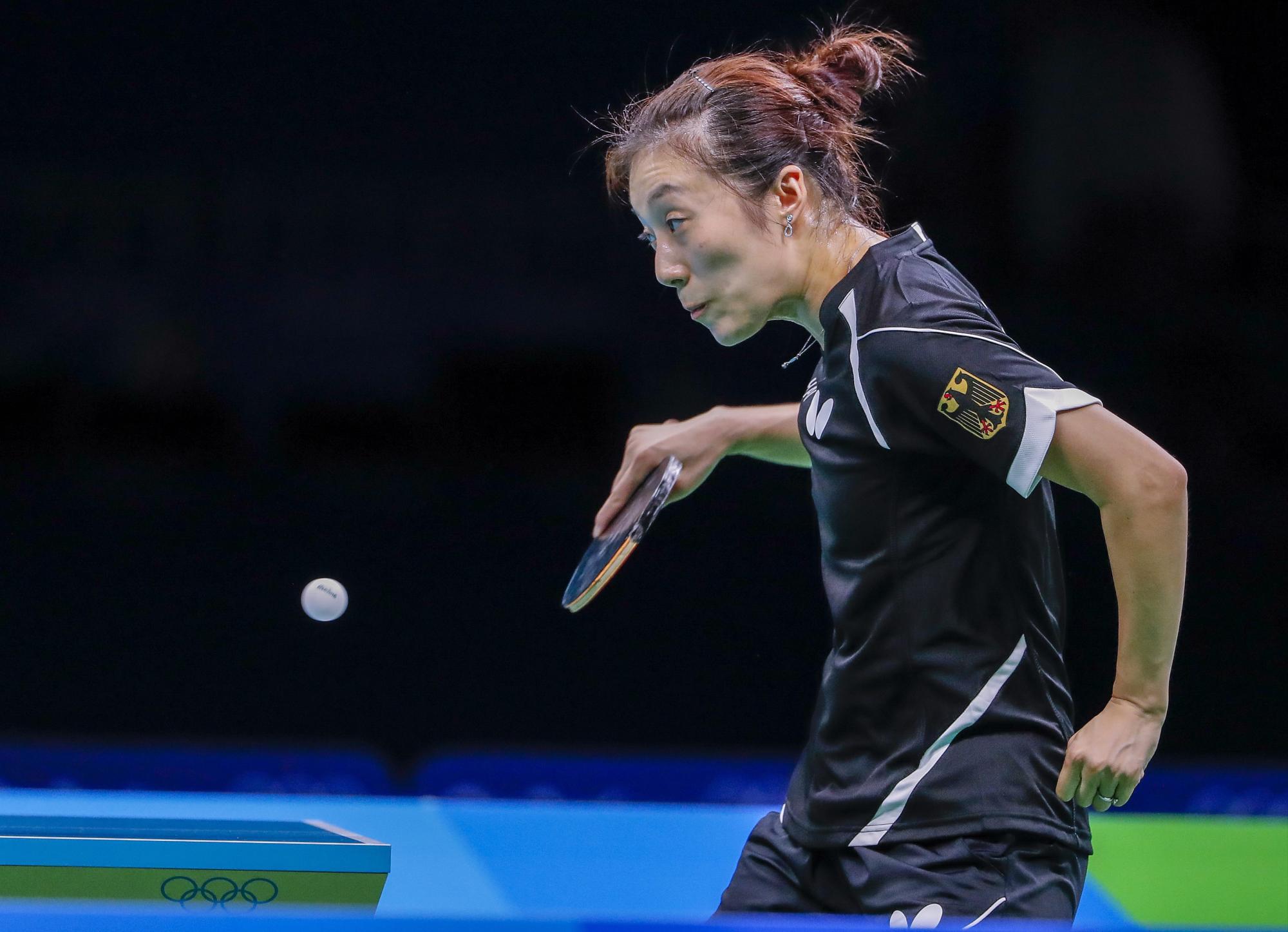 La alemana Ying Han devuelve un disparo de la china Ning Ding en la prueba de tenis de mesa. 