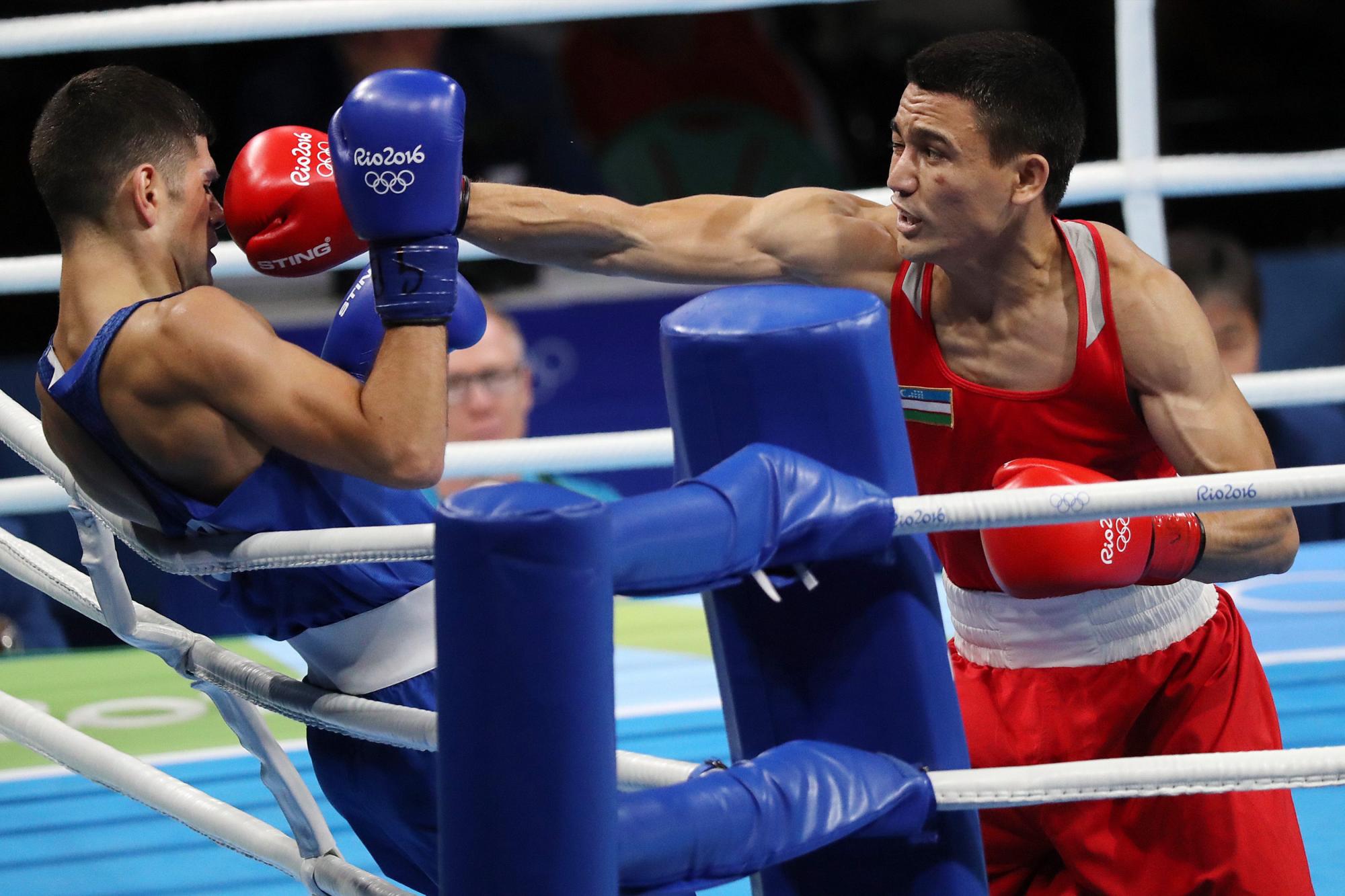 Hurshid Tojibaev (d) de Uzbekistán ante Josehp Cordina (i) de Reino Unido el 9 de agosto de 2016, durante un combate de boxeo de los Juegos Olímpicos Río 2016 en Riocentro, Río de Janeiro. 