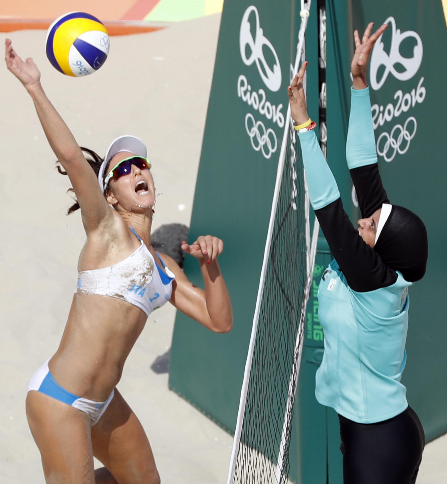 Doaa Elghobashy de Egipto en acción ante Laura Giombini (i) de Italia, en la categoría voleibol de playa femenino en la Arena de Voley Playa en el marco de los Juegos Olímpicos Río 2016 en Río de Janeiro (Brasil).
