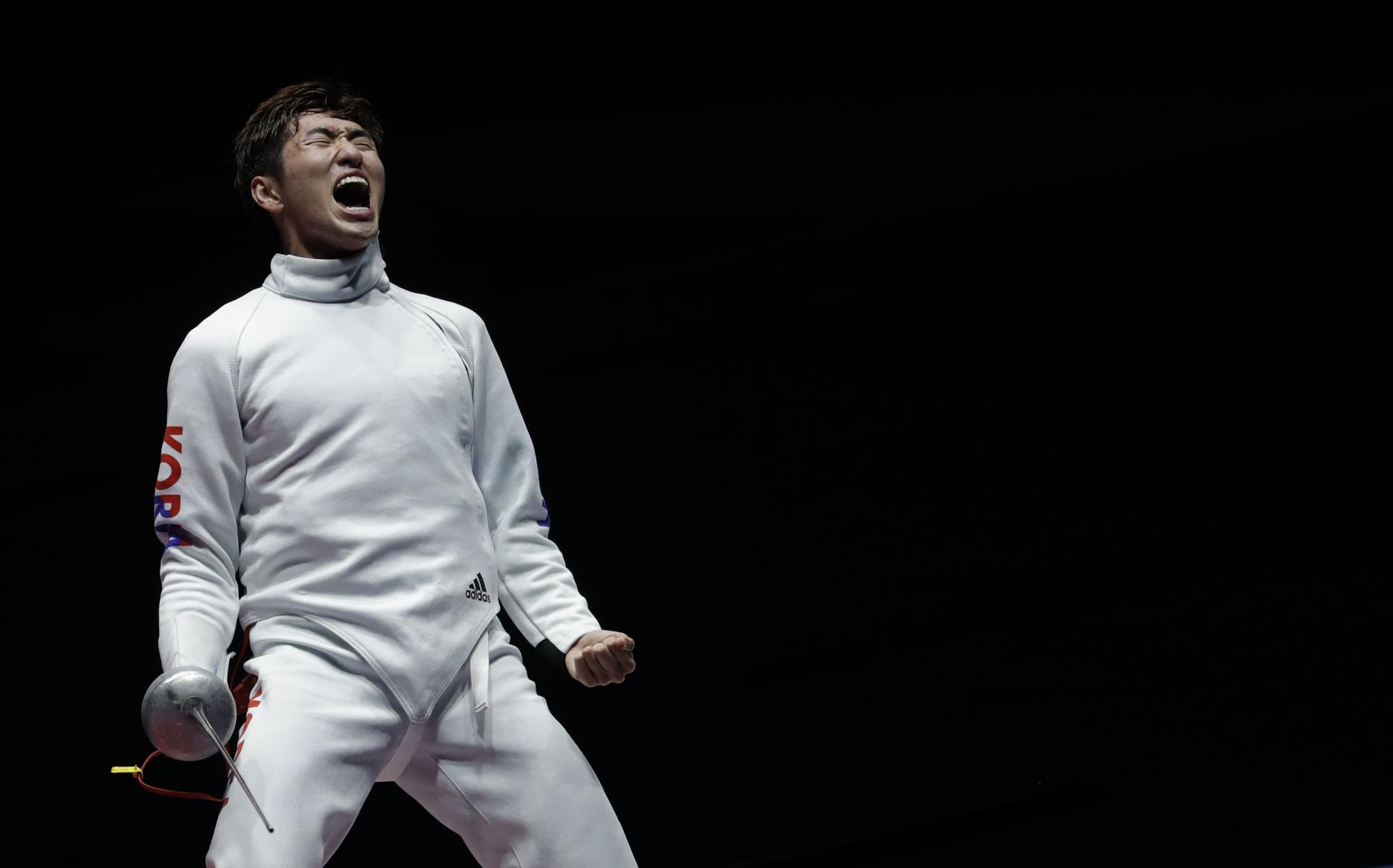 Park Sangyoung de Corea del Sur celebra luego de derrotar a Geze Imra de Hungría para ganar el oro en la final de espada individual masculina de las competiciones de esgrima.