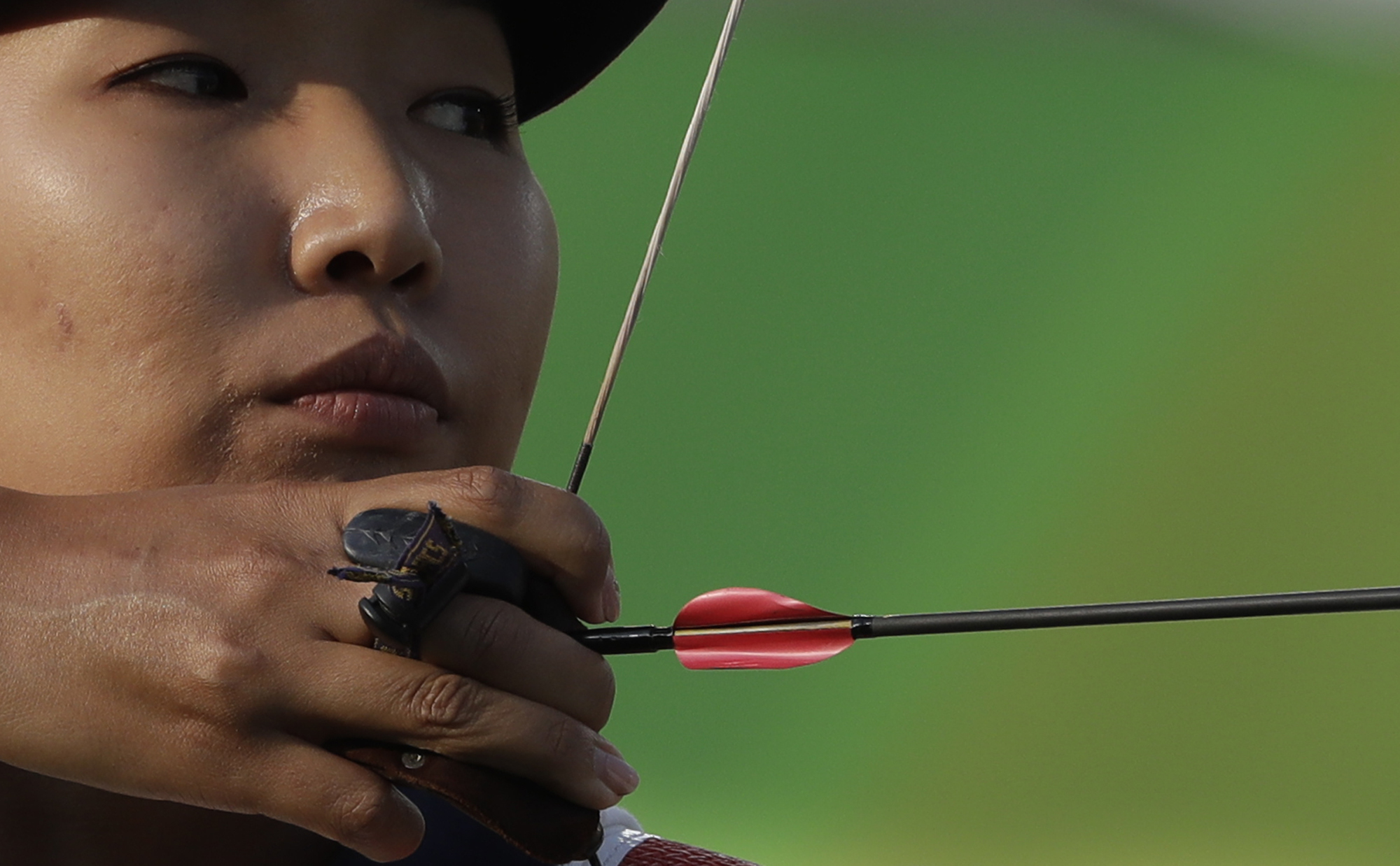 La rusa Inna Stepanova lanza su flecha durante una ronda eliminatoria de la competición de tiro con arco individual en el Sambódromo.