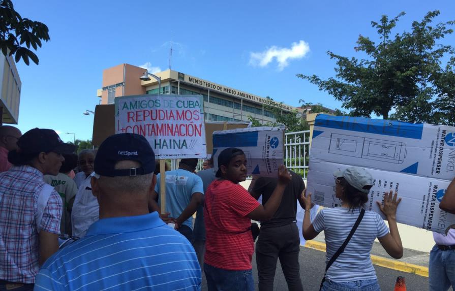 Organizaciones de Haina realizan piquete frente a Medio Ambiente en rechazo a vertedero
