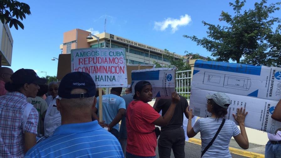 Organizaciones de Haina realizan piquete frente a Medio Ambiente en rechazo a vertedero