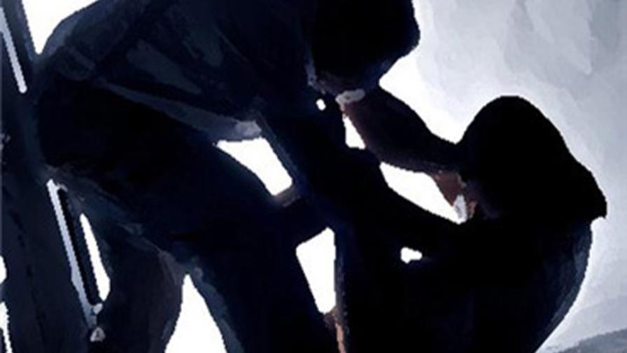 Persiguen a un hombre por supuesto rapto a una pareja de hermanos