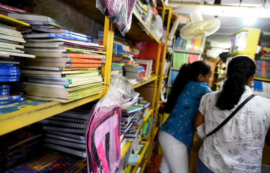 Padres denuncian aumentan precios de los libros de textos