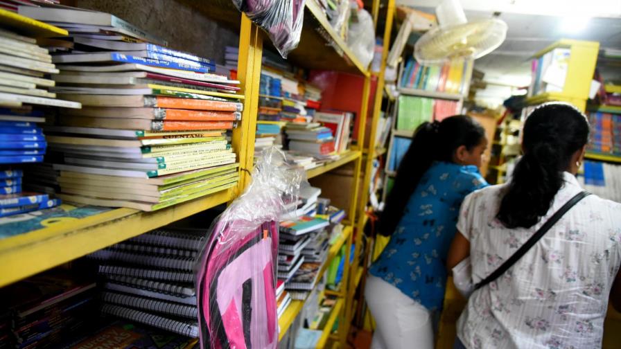 Padres denuncian aumentan precios de los libros de textos