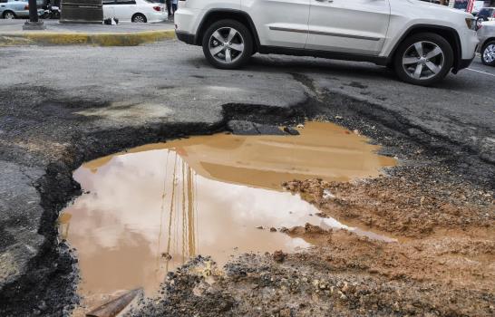 Un boquete que entapona y daña vehículos en la avenida Independencia 