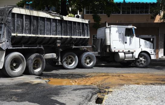 Un boquete que entapona y daña vehículos en la avenida Independencia 