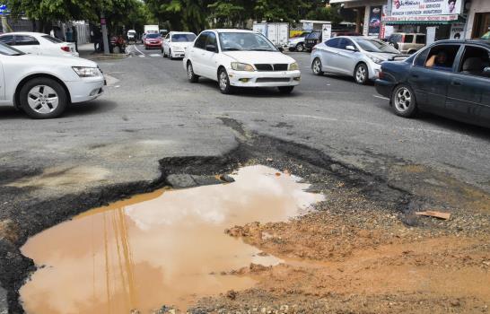 Un boquete que entapona y daña vehículos en la avenida Independencia 