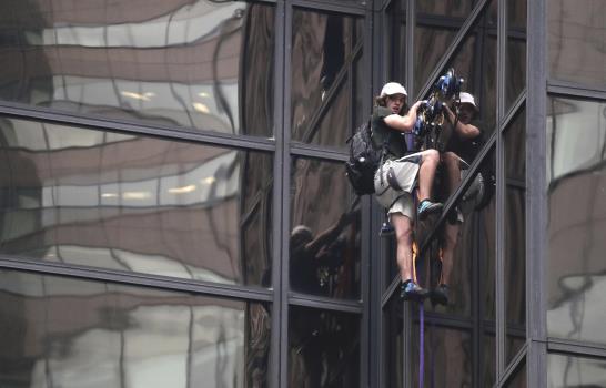 Policía logra detener hombre que trepaba Torre Trump en Nueva York