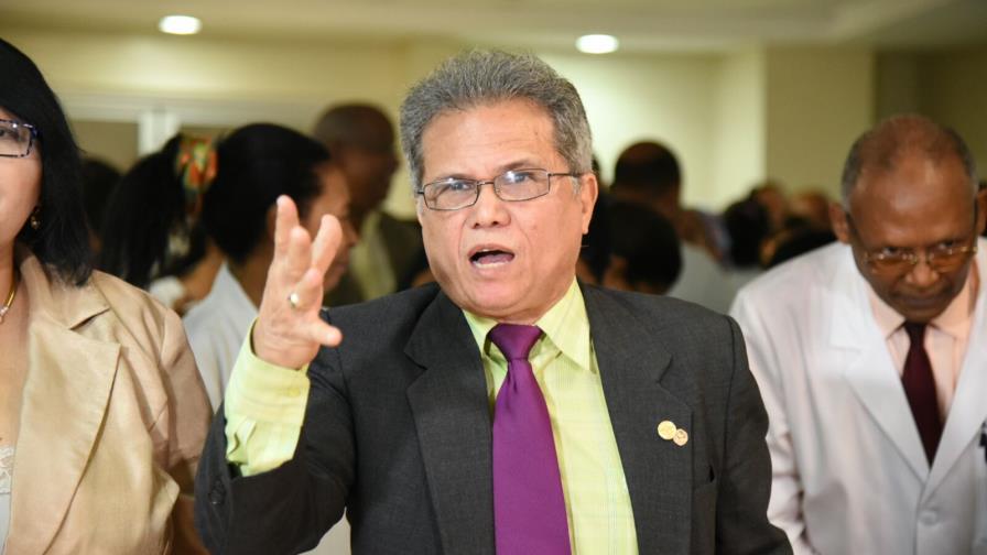 Colegio Médico advierte a ministra de Salud que no aceptará propuesta sobre horario