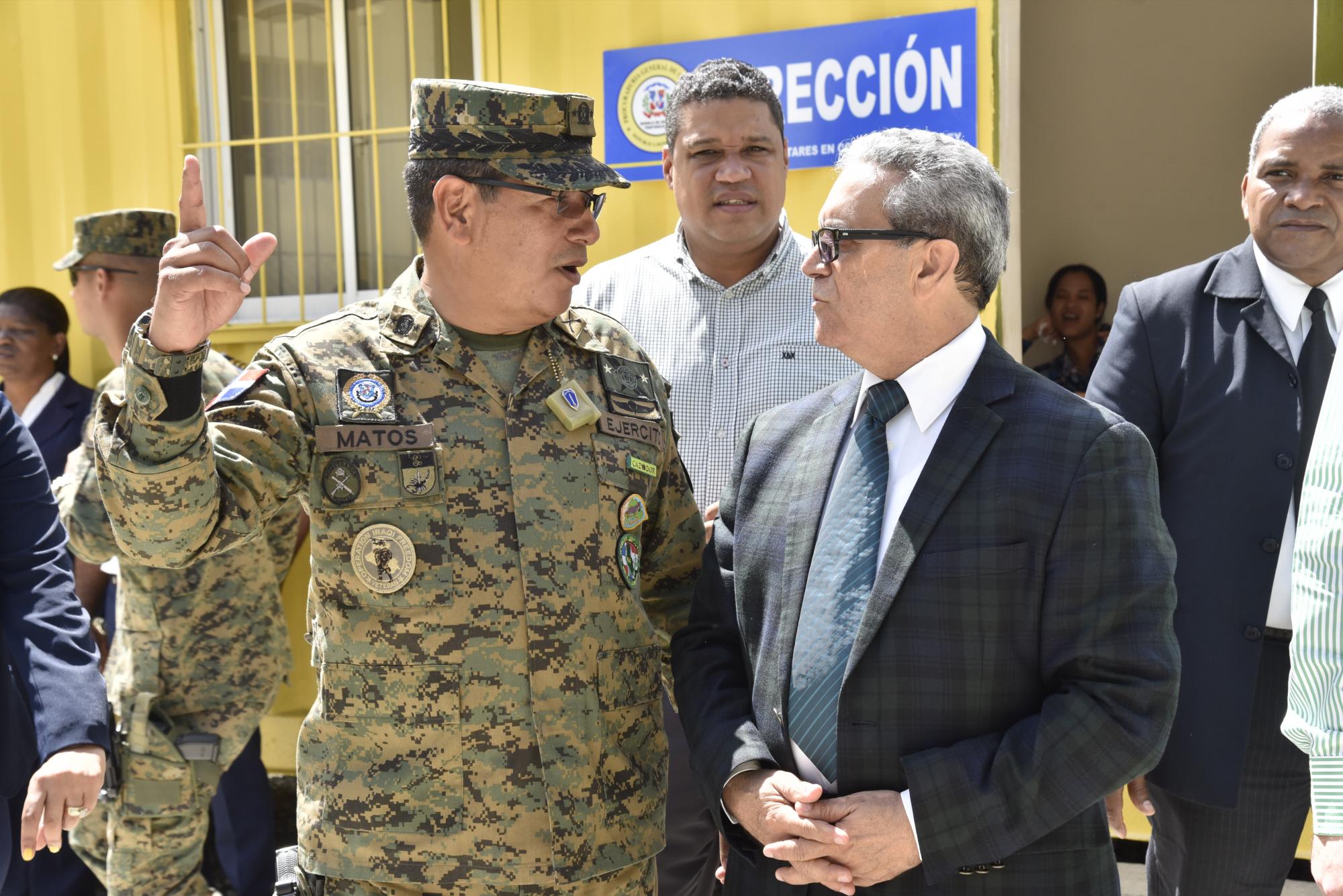 El Comandante General del Ejército, mayor general José Matos de la Cruz (i), y el director del Nuevo Sistema de Gestión Penitenciaria, Ysmael Paniagua, conversan durante la inauguración del centro penitenciario.
