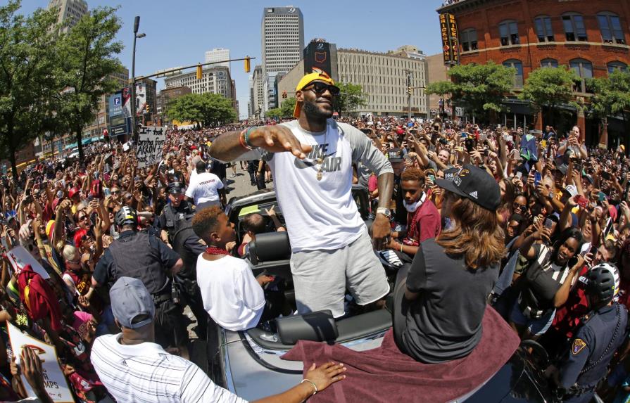 LeBron James acuerda con Cavaliers 3 años y US$100 millones