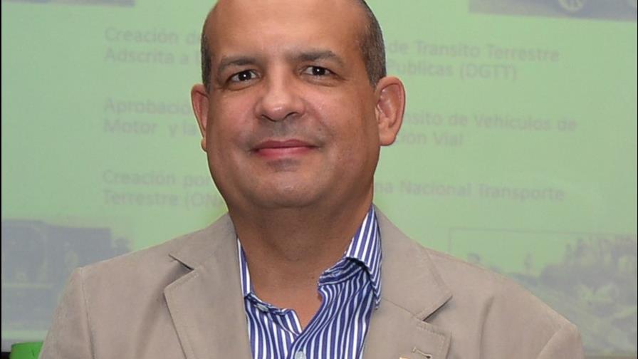 Dominicano gana premio de poesía en España 