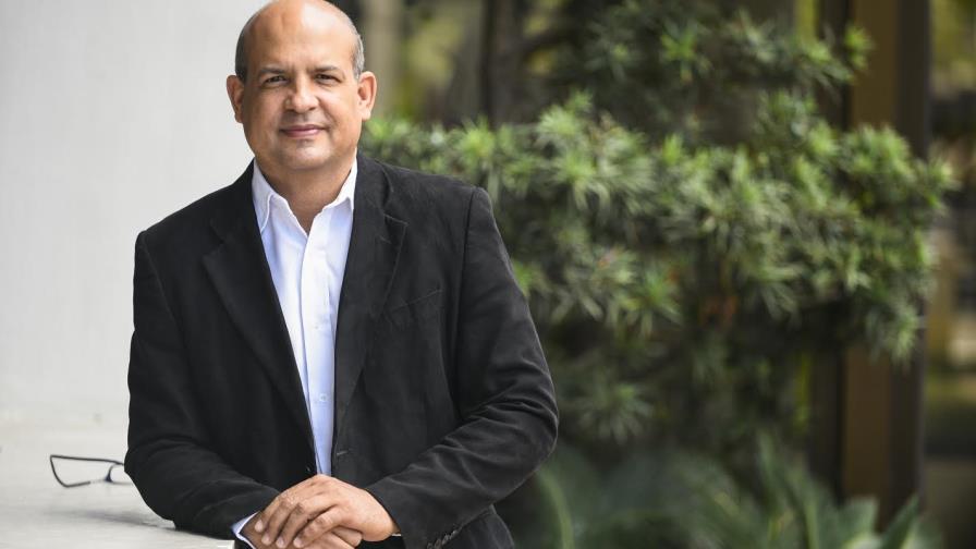 “La gente no está muy familiarizada con la poesía” “La gente no está muy familiarizada con la poesía”