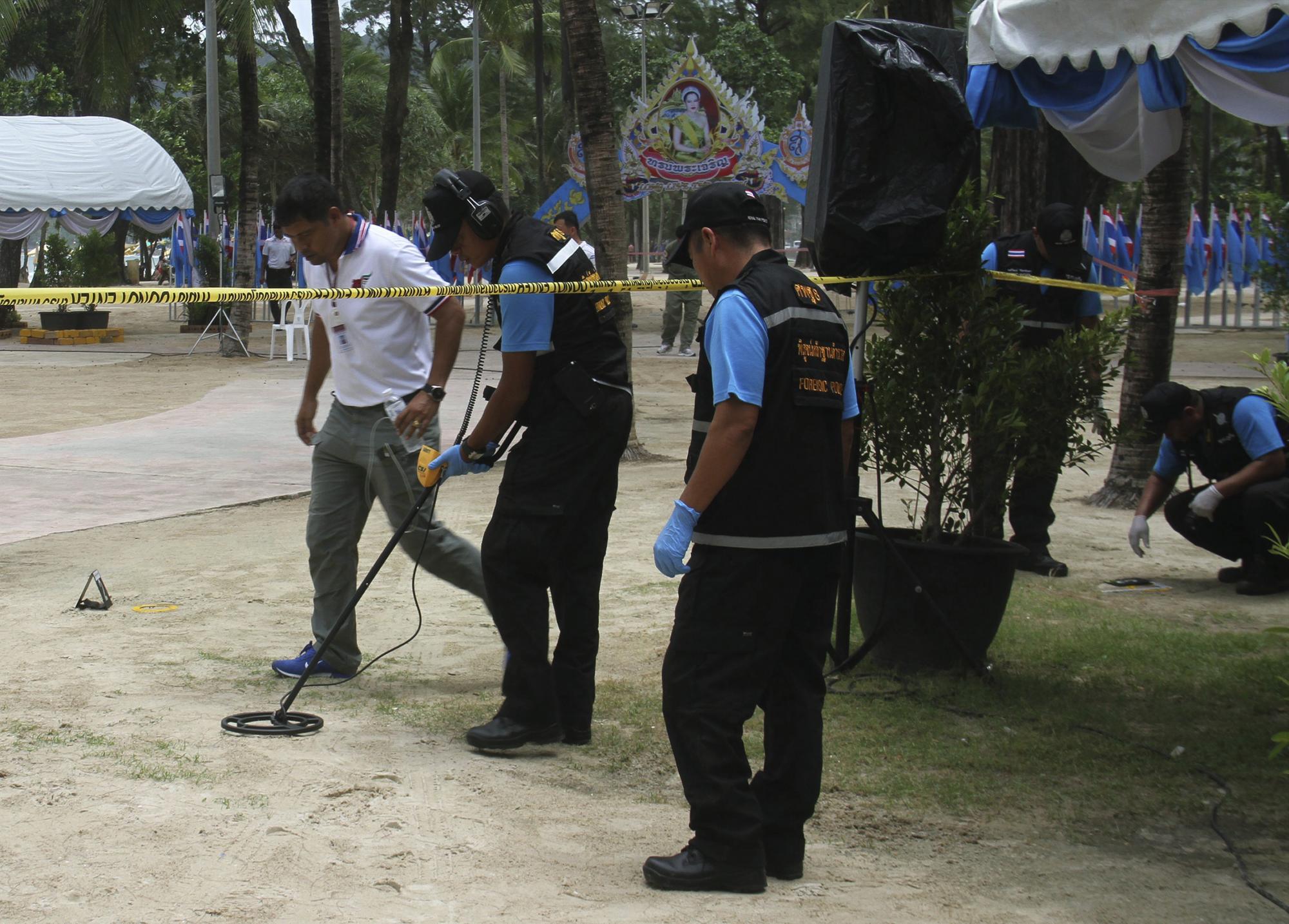 Policías forense y artificieros de Tailandia inspeccionan el lugar donde se produjeron dos explosiones cerca de la playa de Patong, en la provincia de Phkuet.