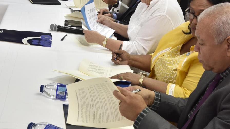 El Gobierno firmará hoy acuerdo de la salud con siete gremios IDSS El Gobierno firmará hoy acuerdo de la salud con siete gremios IDSS