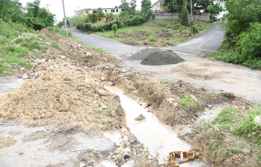 Vecinos del Paseo del Parque en Santo Domingo Norte enfrentados por cierre de una de sus calles 