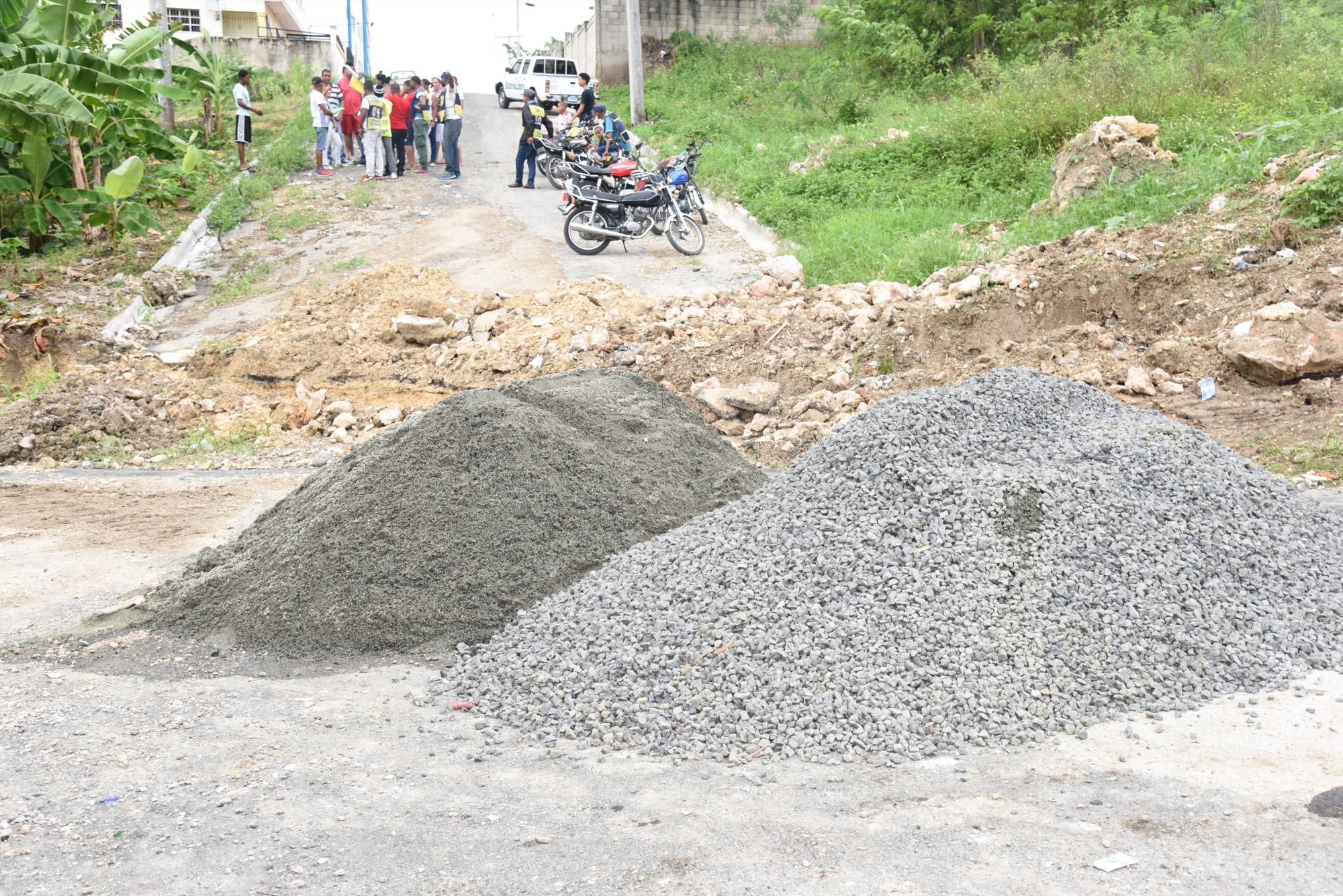 Materiales de construcción en la calle Jaragua. 