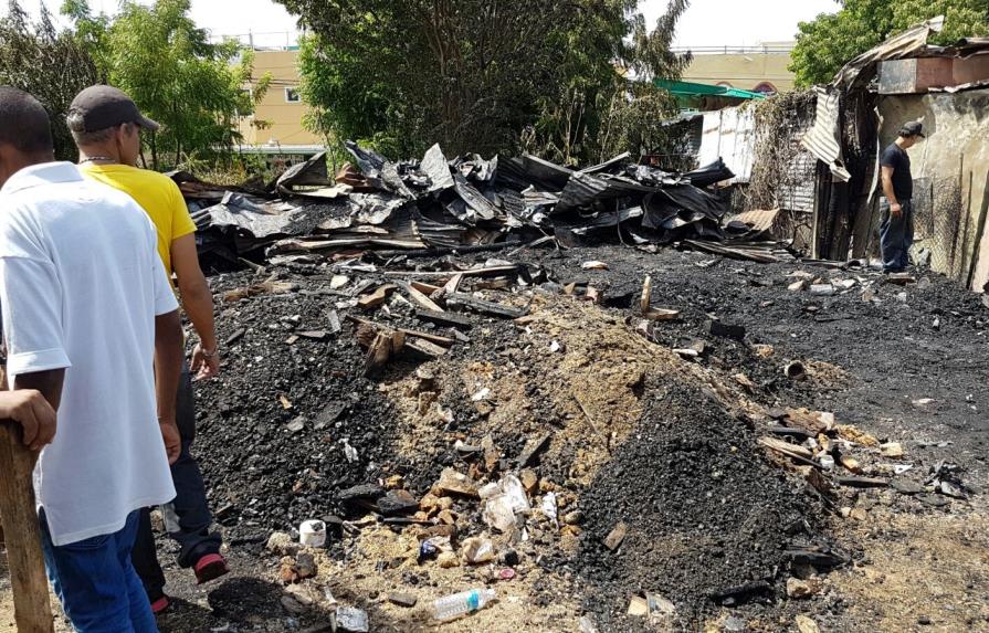 Bomberos investigan dos incendios registrados en Santiago  