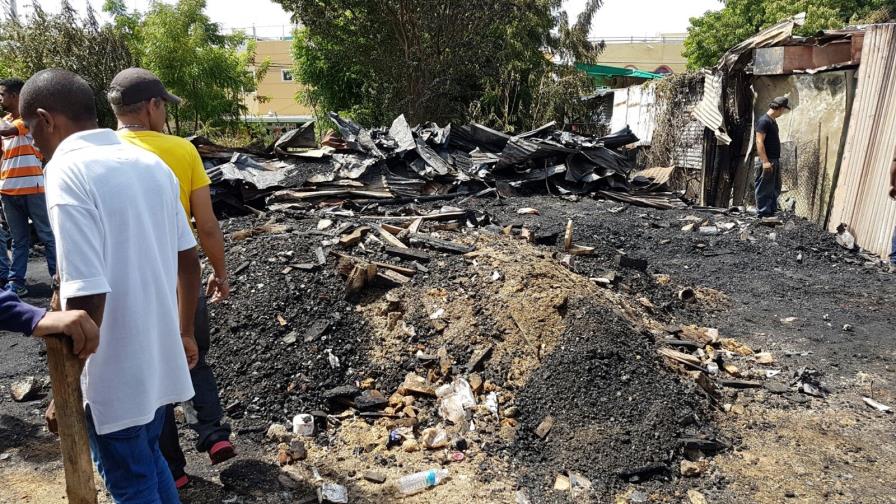 Bomberos investigan dos incendios registrados en Santiago  