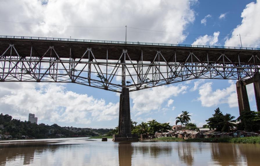 Asaltantes matan a raso en un enfrentamiento a tiros en el puente de la 17