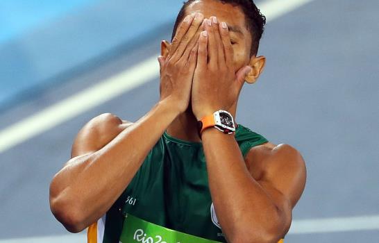 Van Niekerk quebró récord de 400 metros planos; “Dios mío desde el octavo carril”, dijo Johnson al enterarse