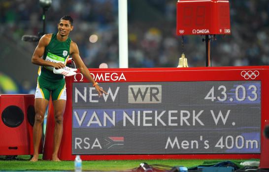 Van Niekerk quebró récord de 400 metros planos; “Dios mío desde el octavo carril”, dijo Johnson al enterarse