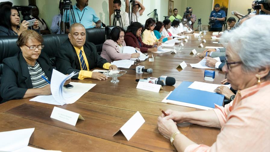 Gobierno cerca al Colegio Médico, y firma otro acuerdo con gremios de IDSS