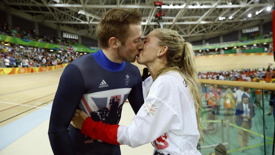 Kenny y Trott, un beso de oro ante la mirada de Vogel, la reina de la velocidad